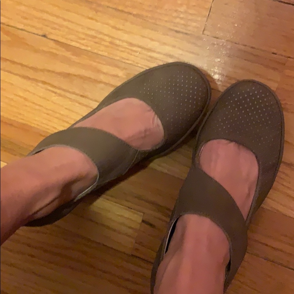 Shoes - Picture 6 of 8